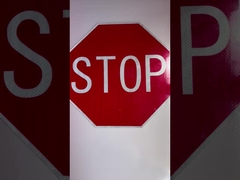 إشارات المرور العاكسة الصفراء المخصصة لتباطؤ التحذير لسلامة الطريق